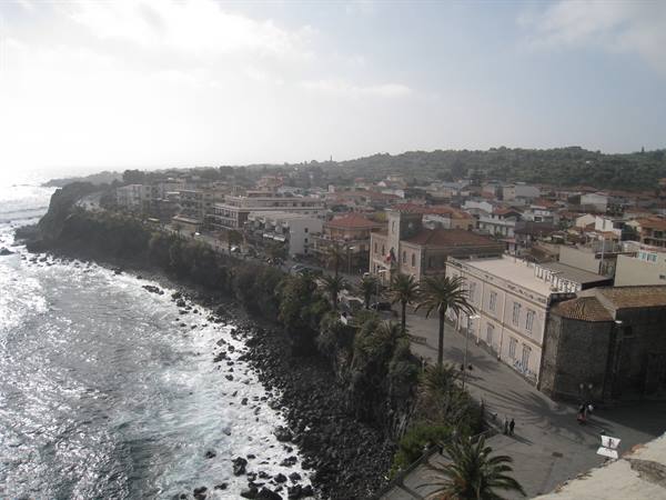 Veduta sulla costa di Aci Castello