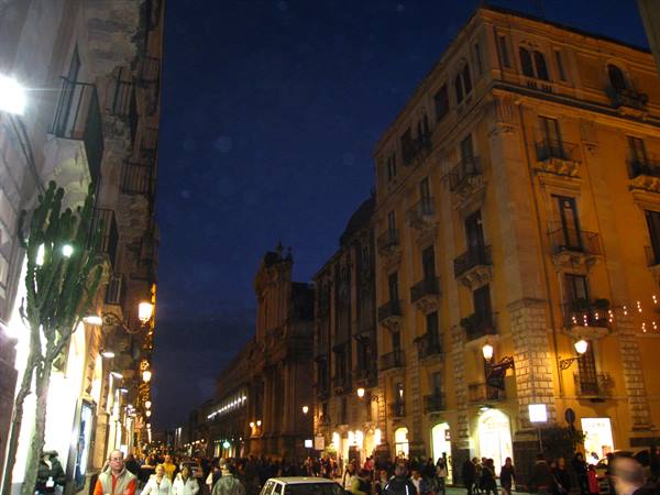 a passeggio in via Etnea