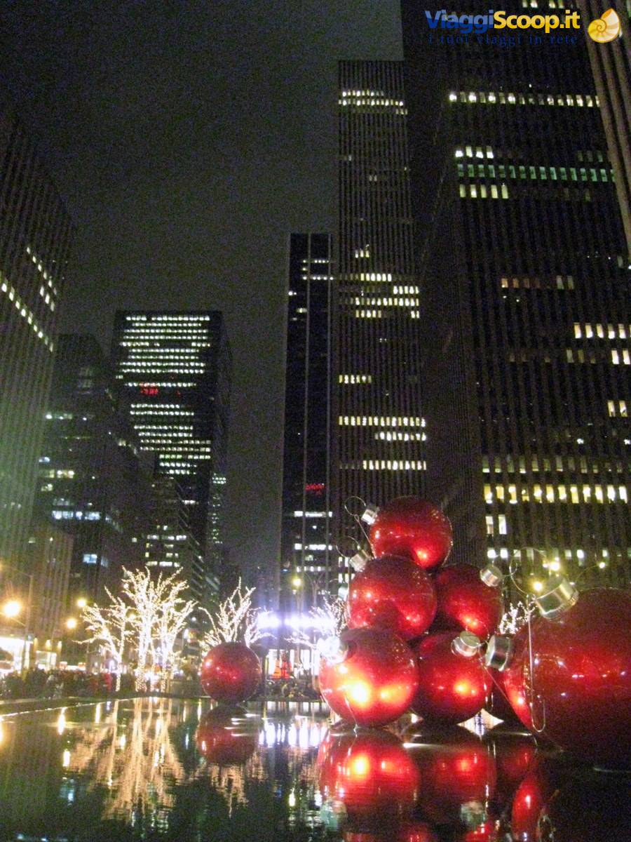 McGraw Hill Building e le sfere rosse