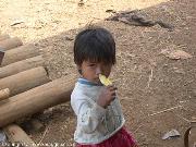 12 - Sulla strada per Voen Sai - Bambina khmer