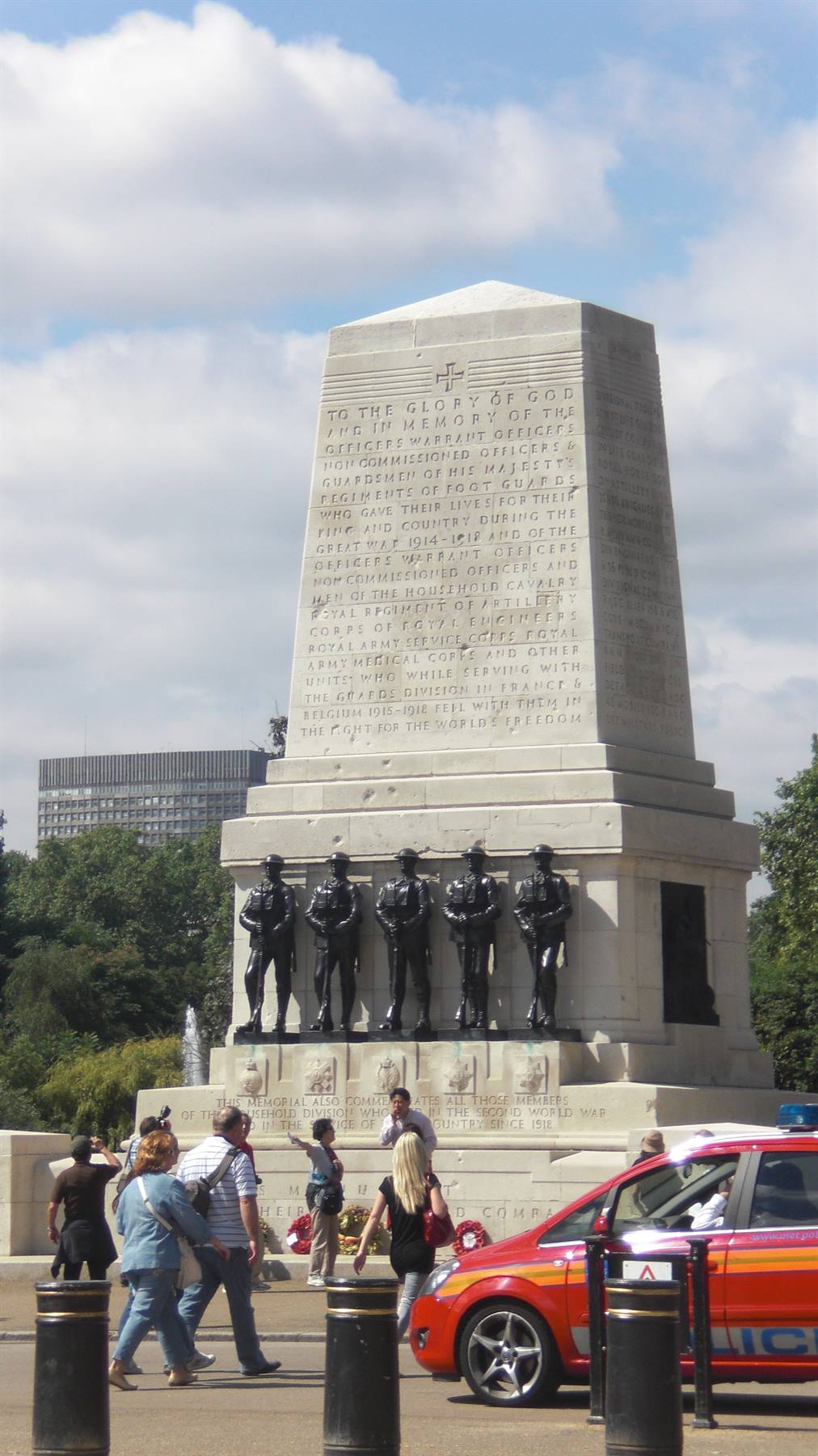 monumento davanti al cambio della guardia