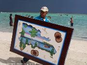 Un venditore di quadri tipici in spiaggia a Boca Chica