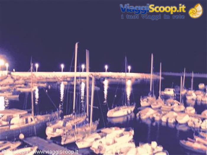 ancora il porticciolo by night