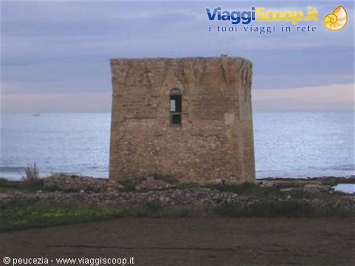 una antica  torre di avvistamento in riva al mare