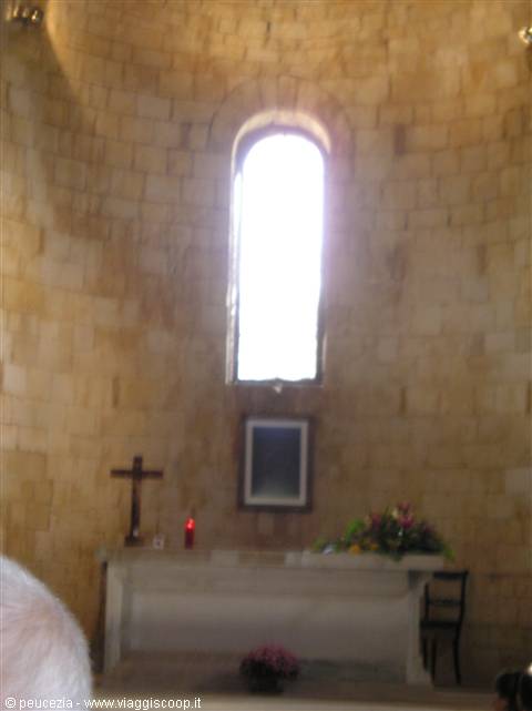 interno della chiesa: altare