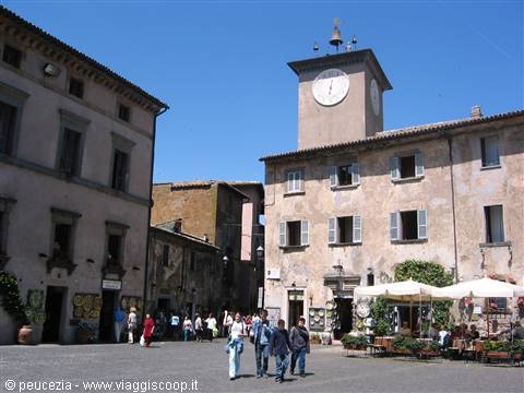passanti in una piazza di Orvieto