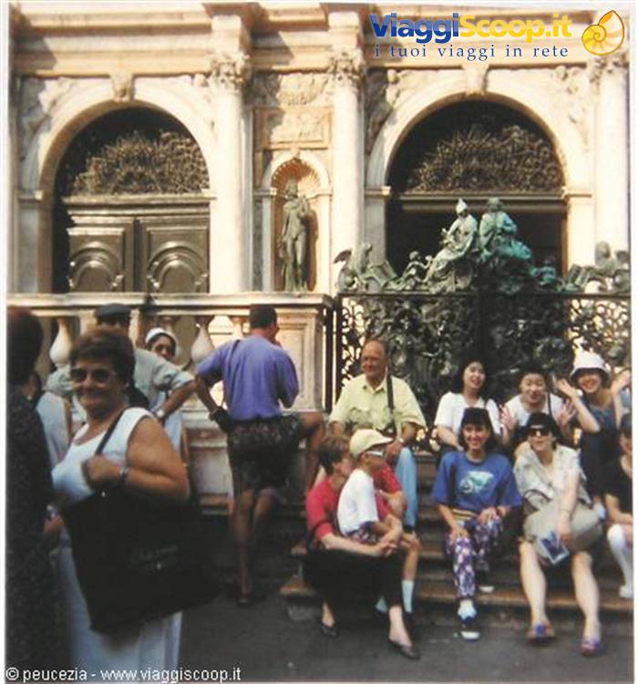 particolare di piazza San Marco con contorno di turisti vari