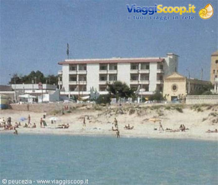 l'albergo e la chiesetta ( sullo sfondo la spiaggia)