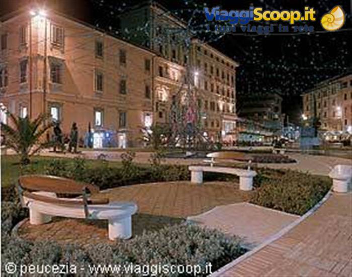 una piazza by night