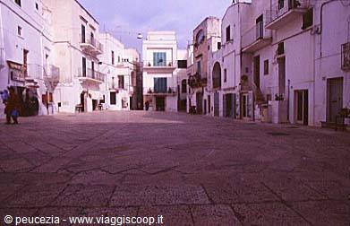 la piazza di Cisternino