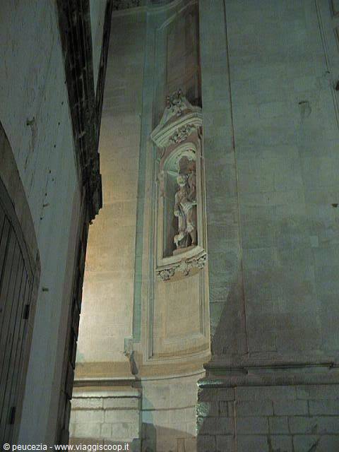 una statua dell'esterno della basilica