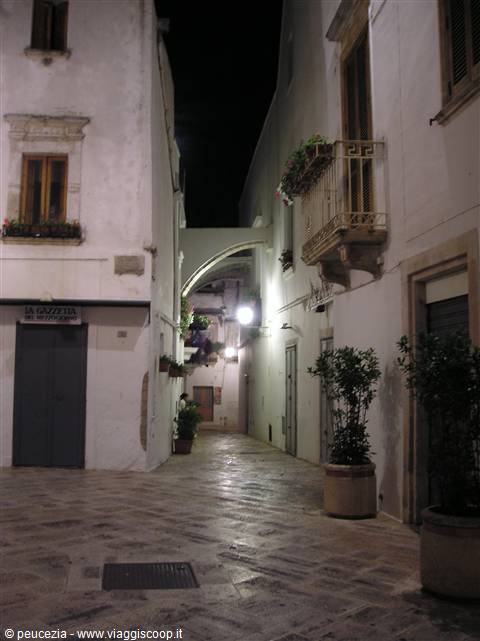 caratterisitico arco nel centro storico di Locorotondo