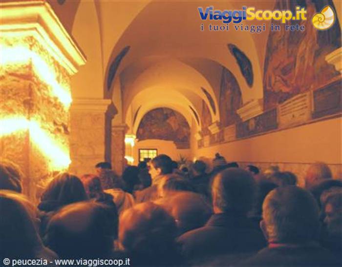 folla in coda per visitare il presepe