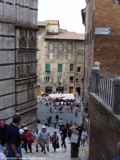 scalinata di fianco al duomo
