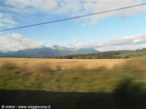 i monti Tatra dal finestrino del treno