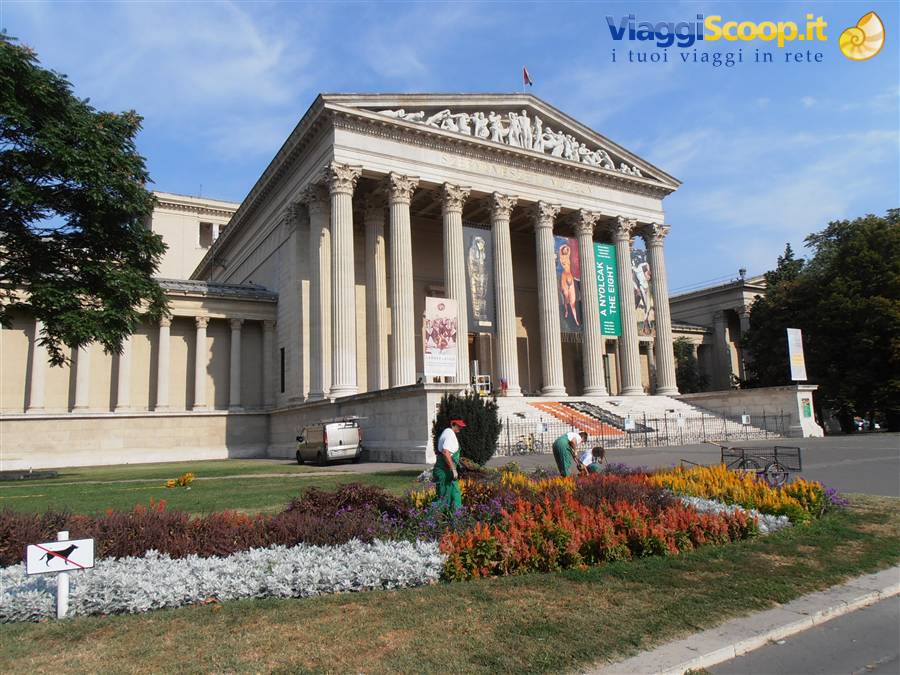 la galleria d'arte a fianco della piazza degli eroi