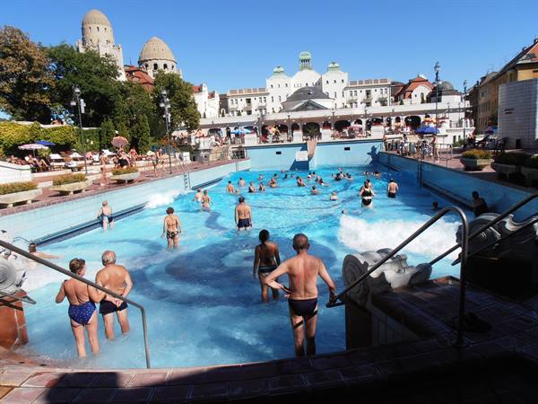 la piscina esterna delle terme Gellert