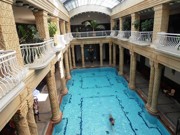 la piscina interna delle terme Gellert