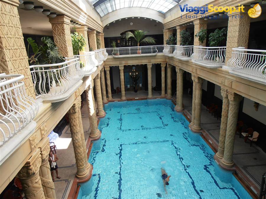 la piscina interna delle terme Gellert