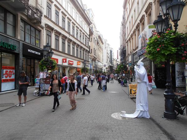 la via dello shopping