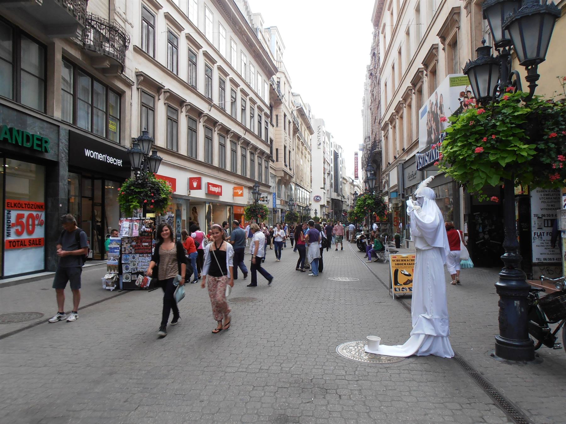 la via dello shopping