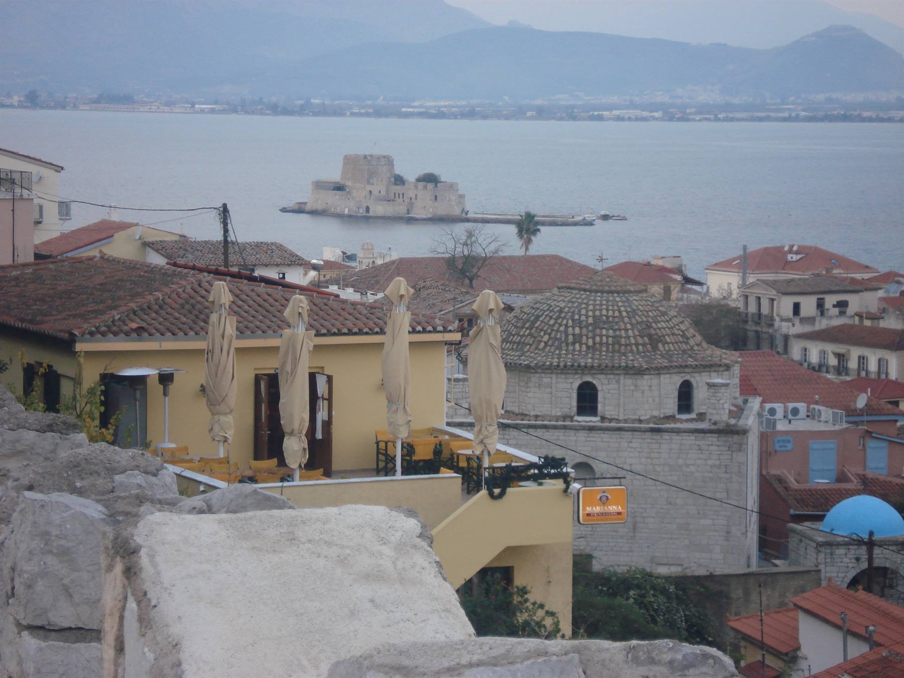 Nafplio sullo sfondo dell'Hotel Marianna