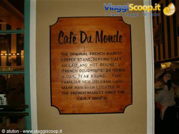 Quartiere Francese - Cafè Du Monde - Aperto 24 ore al giorno 7 giorni su 7 tranne a Natale e Uragani