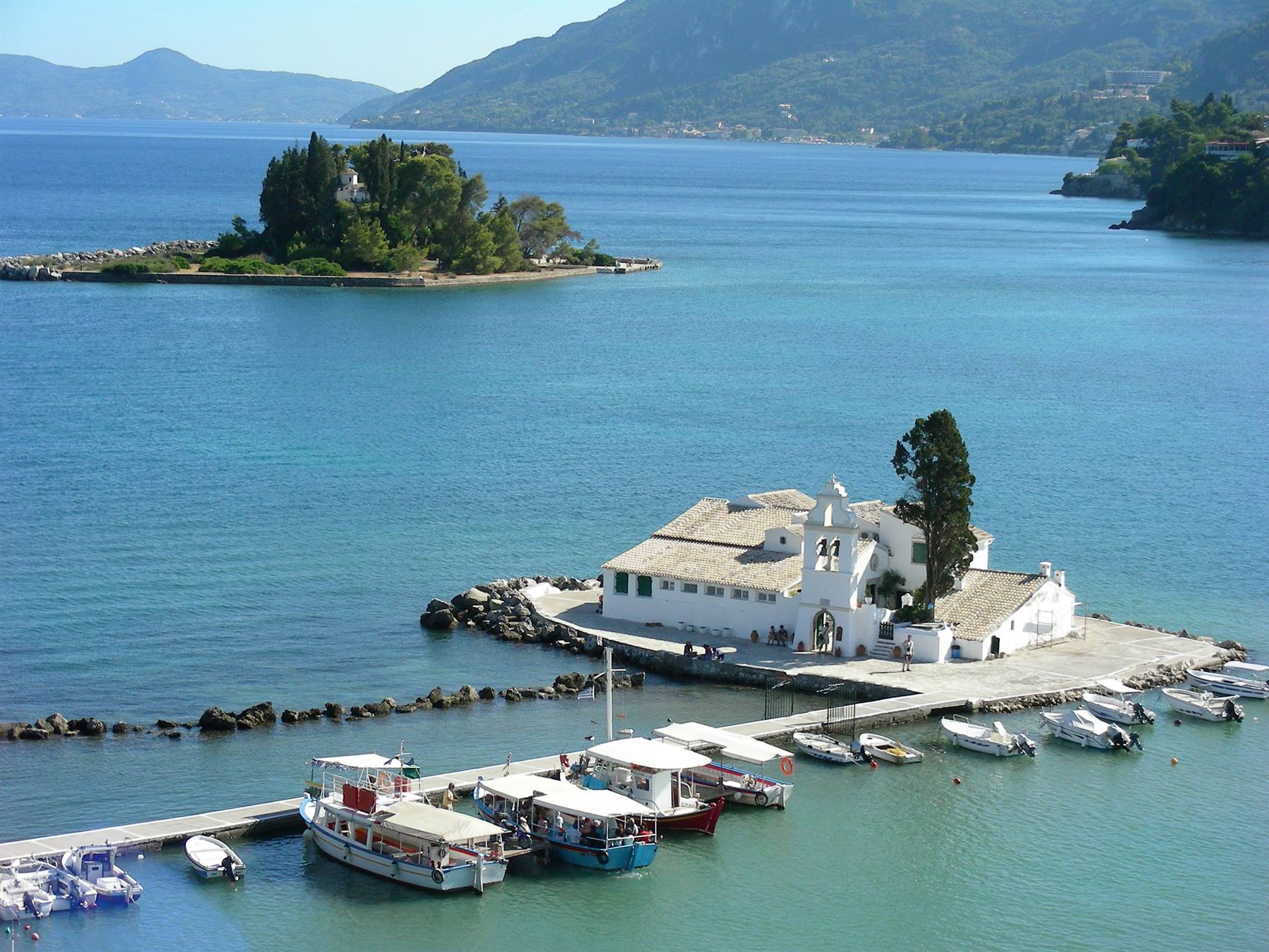 la chiesa di  Vlacherna e sullo sfondo l'isola dei topi