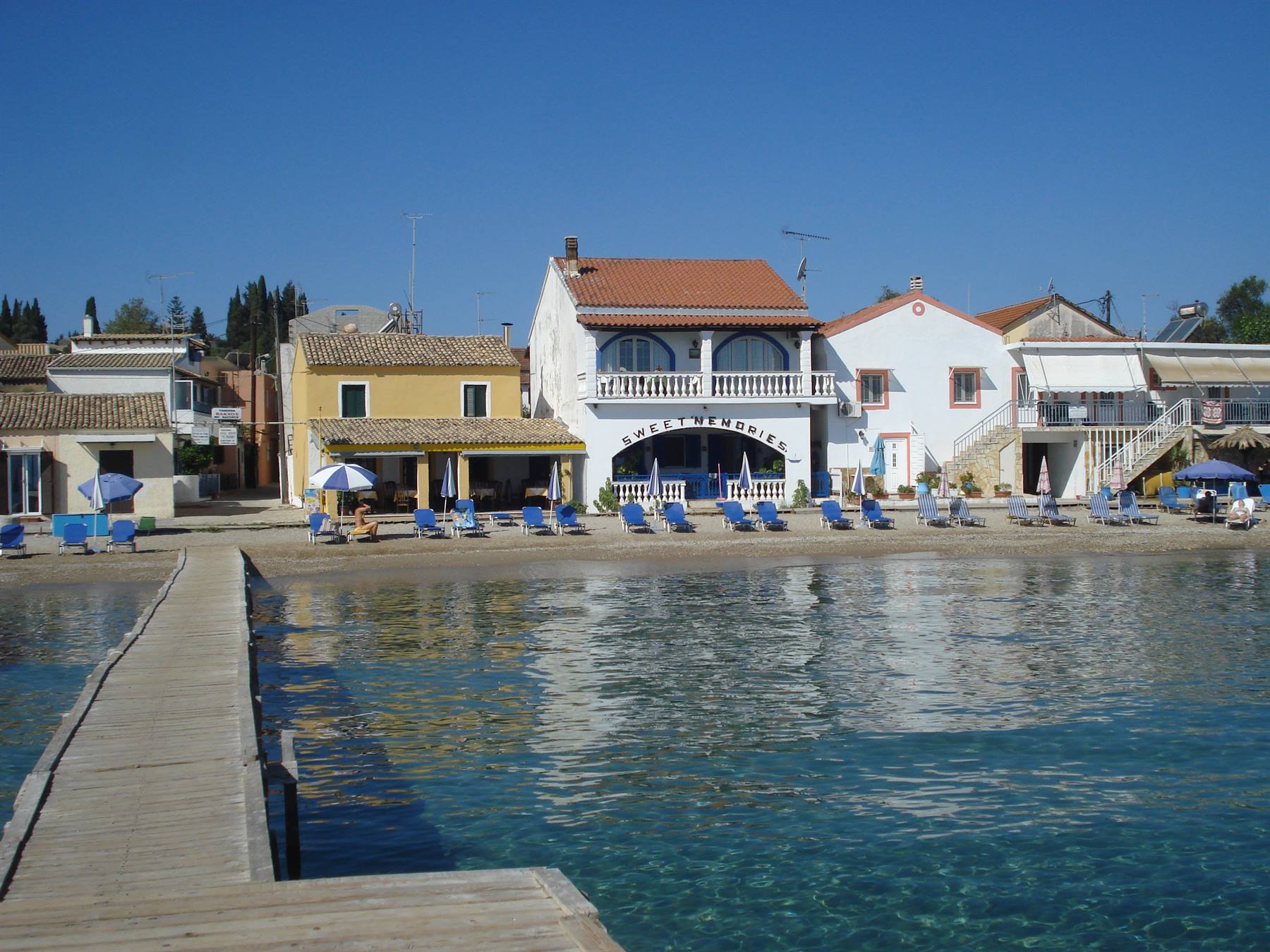 la spiaggia di Mesogi
