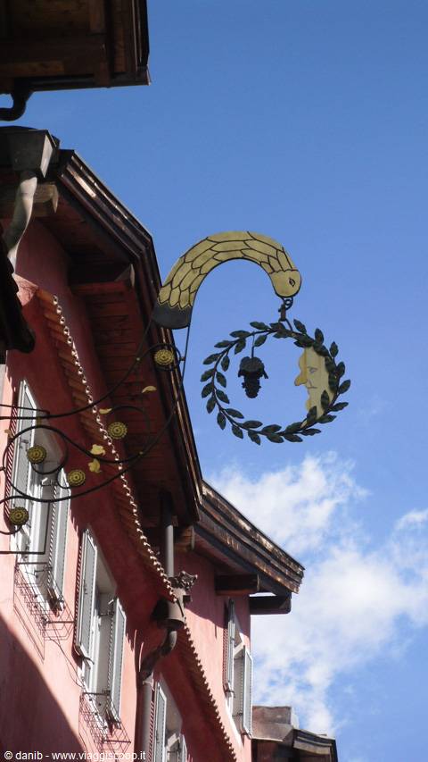 insegna a Chiusa (Bz)