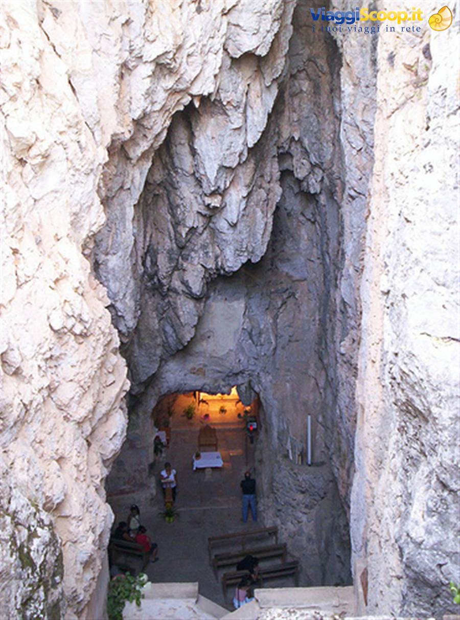 Il Santuario di Monte Stella, una profonda fenditura nella roccia