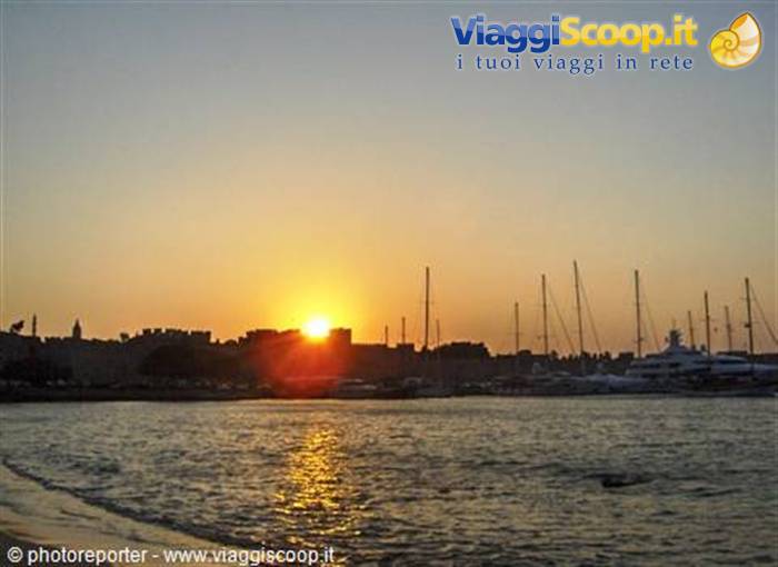 Porto di Rodos al tramonto