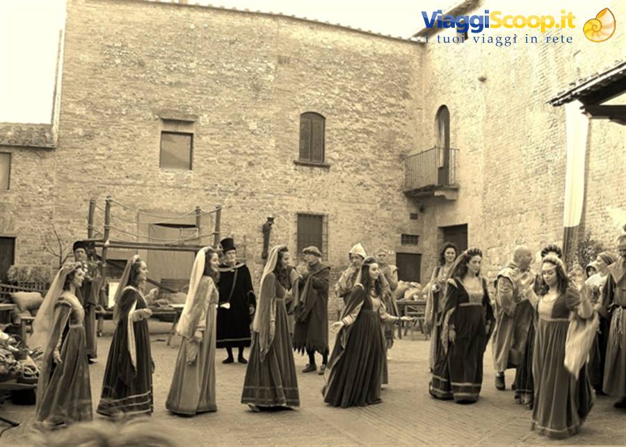 Balli medievali a Certaldo Alto (FI) durante il corteo storico "Nel sogno di Messer Boccaccio"