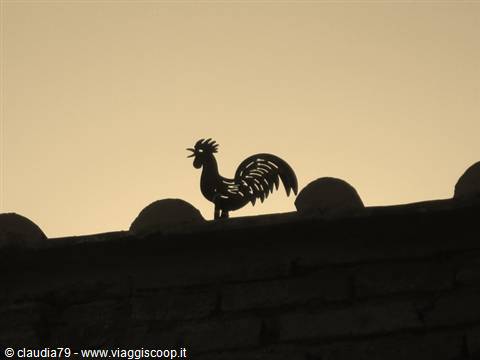 Castelli e borghi medievali in Toscana. Gallo segnavento a Certaldo Alto (FI)