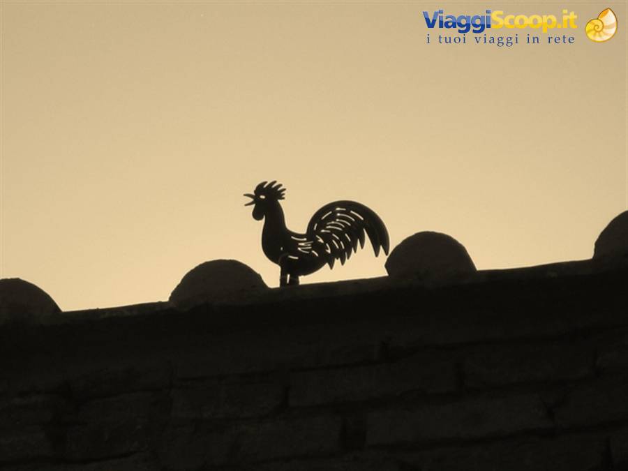 Castelli e borghi medievali in Toscana. Gallo segnavento a Certaldo Alto (FI)