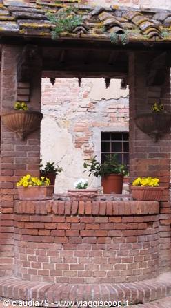 Castelli e borghi medievali in Toscana. L'antico pozzo di Certaldo Alto (FI)