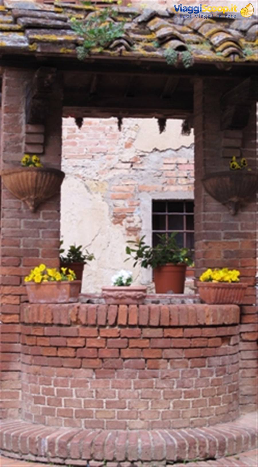 Castelli e borghi medievali in Toscana. L'antico pozzo di Certaldo Alto (FI)