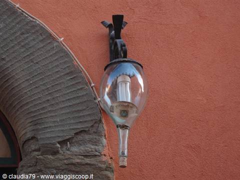 Enogastronomia toscana. Lampada "a tema" dell'Enoteca Boccaccio a Certaldo Alto (FI)