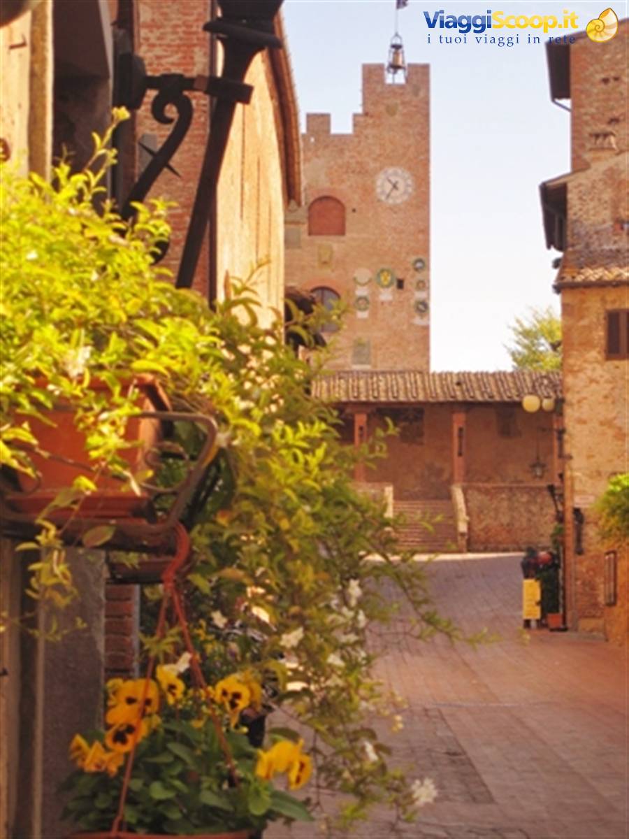 Castelli e borghi medievali in Toscana, Certaldo Alto (FI),Via Giovanni Boccaccio e Palazzo Pretorio