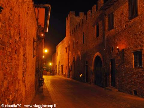 Castelli e borghi medievali in Toscana,Certaldo Alto(FI)Via Boccaccio con fiaccole medievali accese