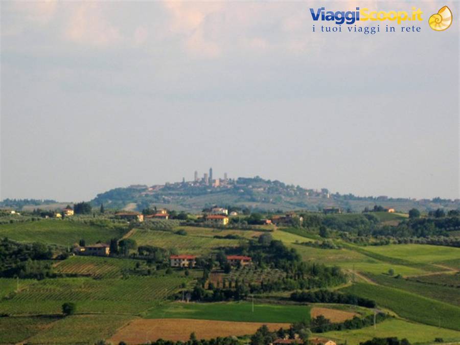 Castelli e borghi medievali in Toscana, San Gimignano (SI) scattata da Certaldo Alto (FI)