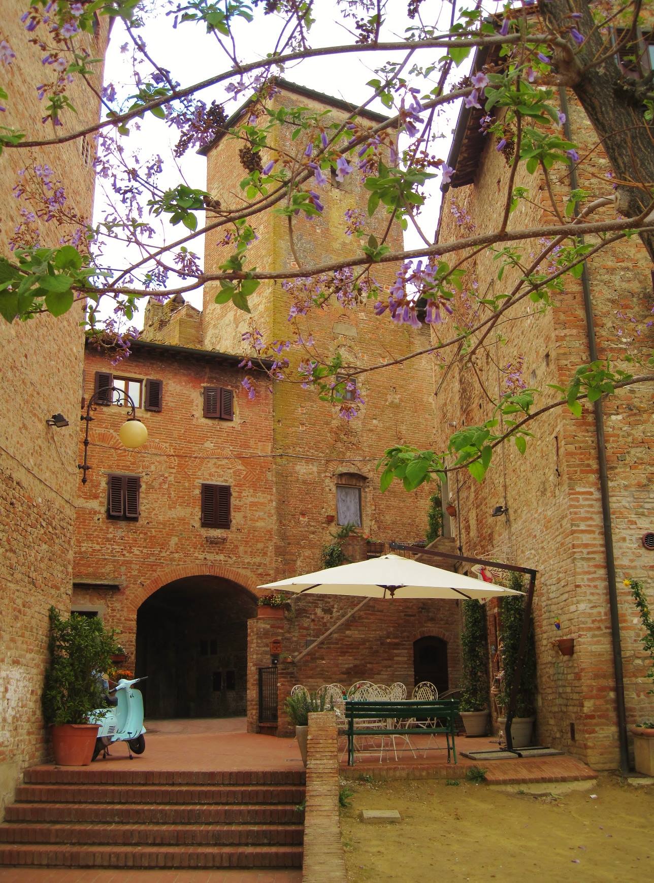 Castelli e borghi medievali toscana. Il borgo medievale di Certaldo Alto (Firenze), nel Chianti