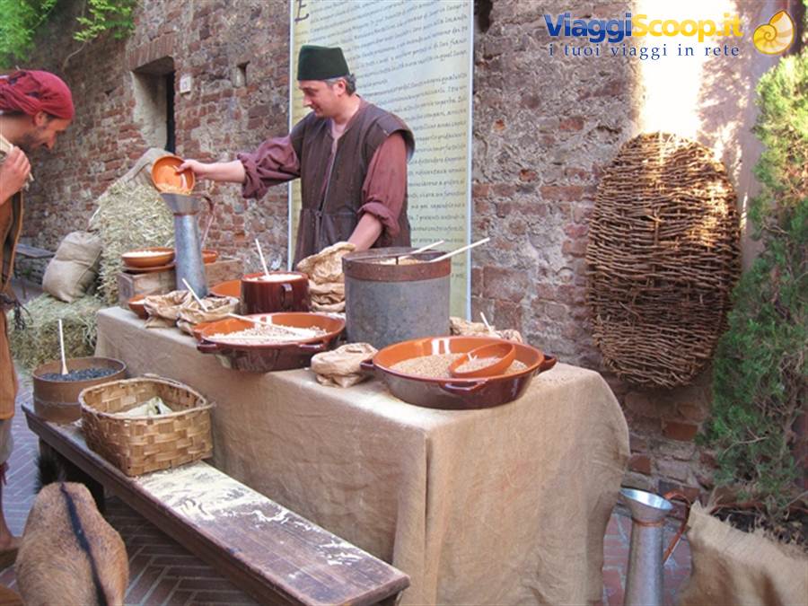 Castelli e borghi medievali toscana. Il borgo medievale di Certaldo Alto (Firenze), nel Chianti
