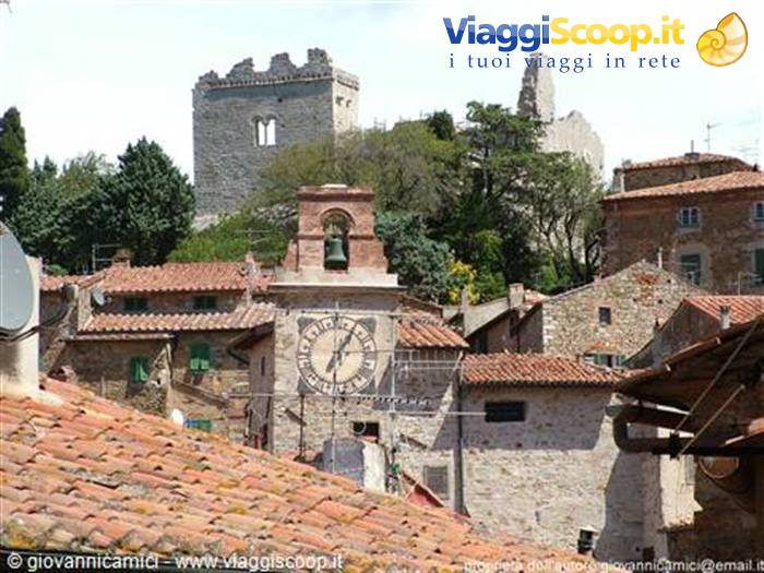 Veduta torre dell' orologio con la rocca