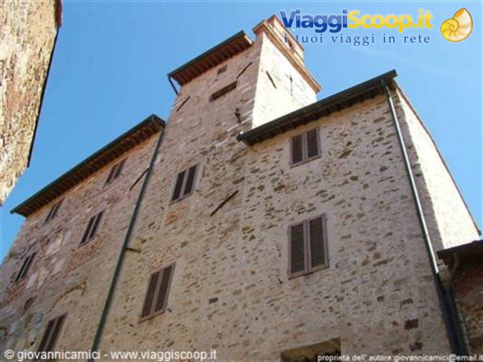 Palazzo Pretorio con la torre dell' orologio