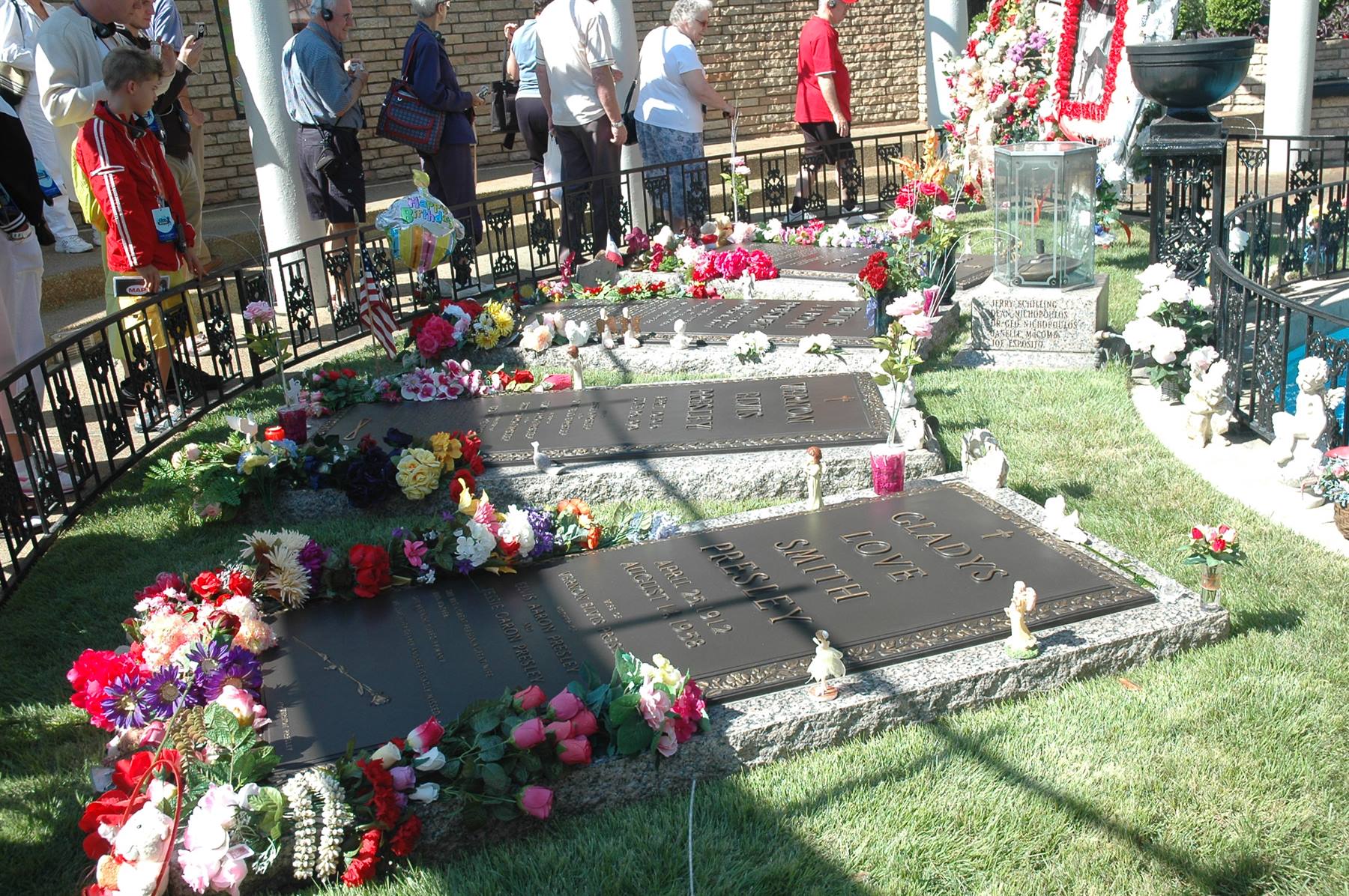 GRACELAND TOMBE DI FAMIGLIA  (ELVIS, LA MADRE, IL PADRE, UN FRATELO)