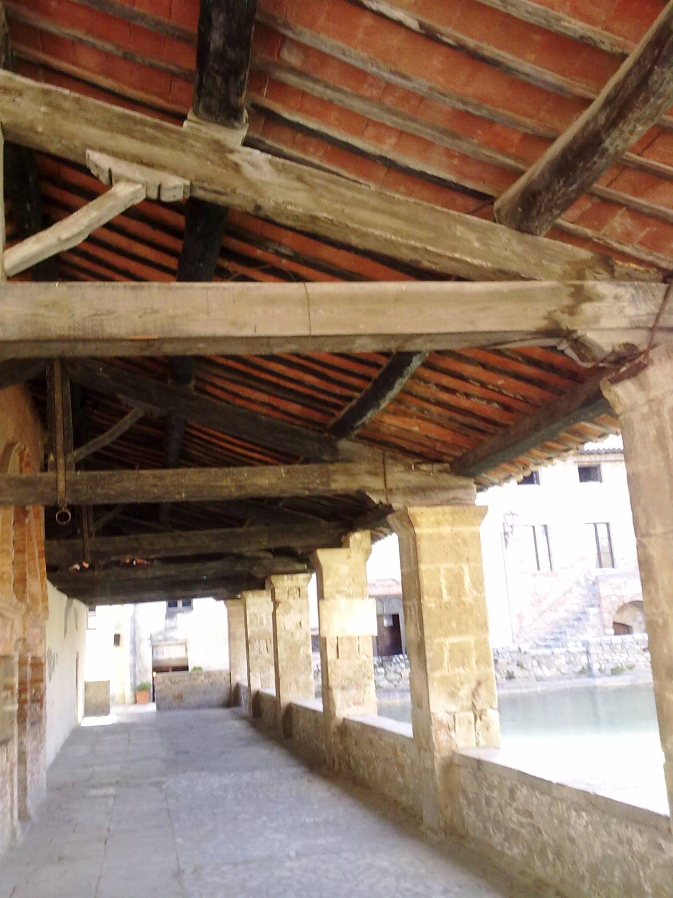 Particolare portico Bagno Vignoni