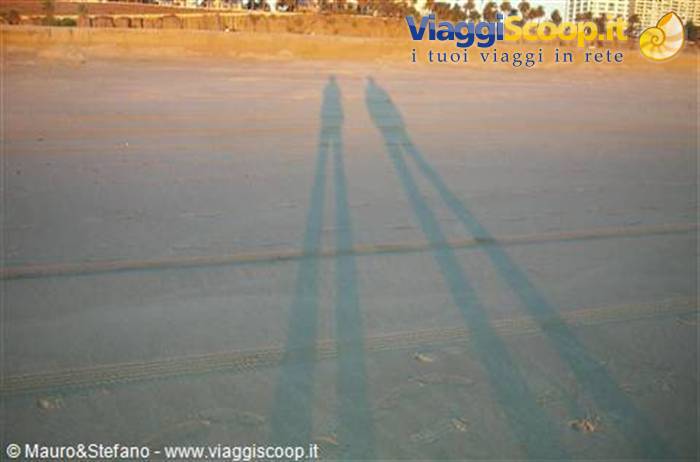L'ombra di Mauro e Stefano sulle spiagge di Newport Beach