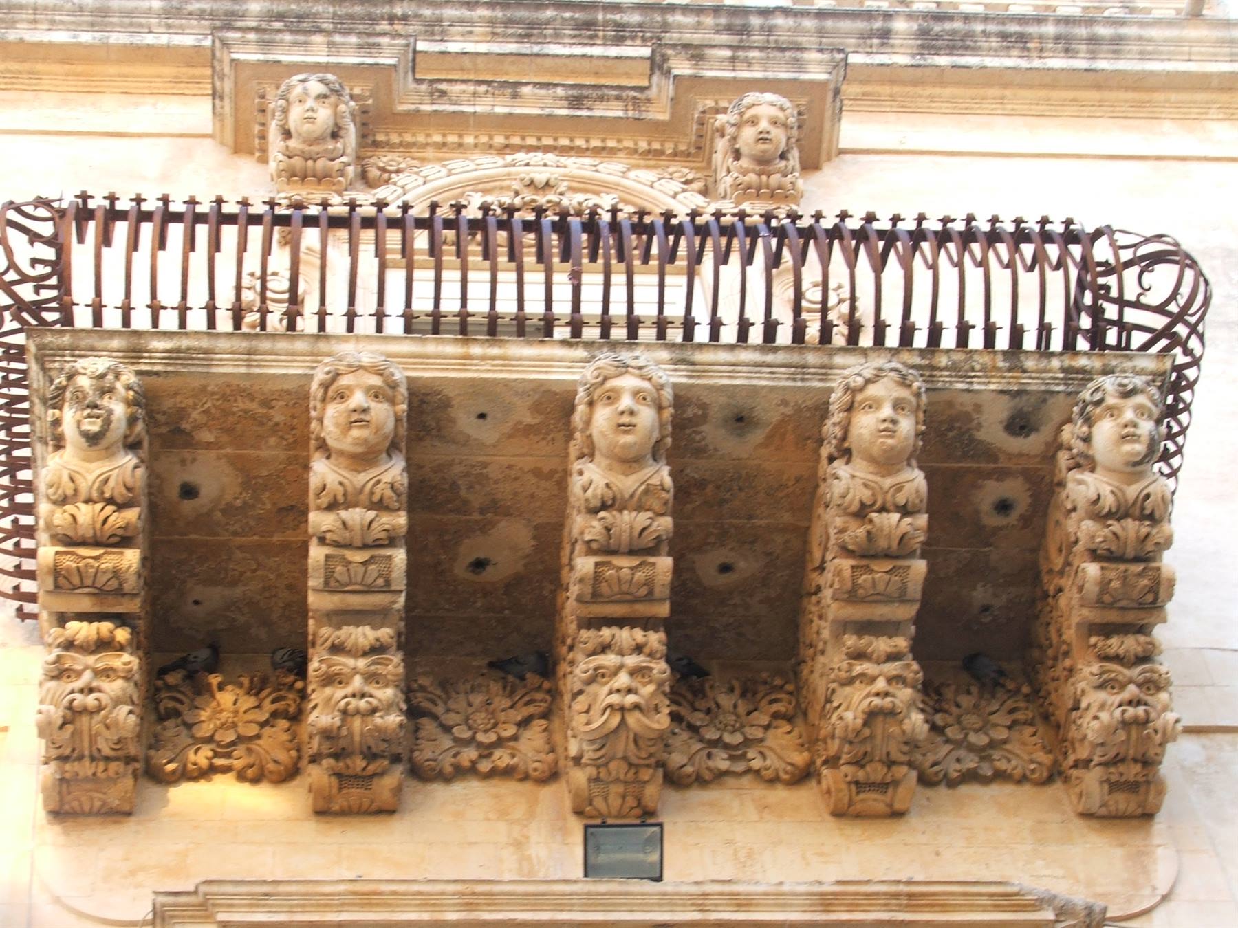 Noto,balconi ricamati.