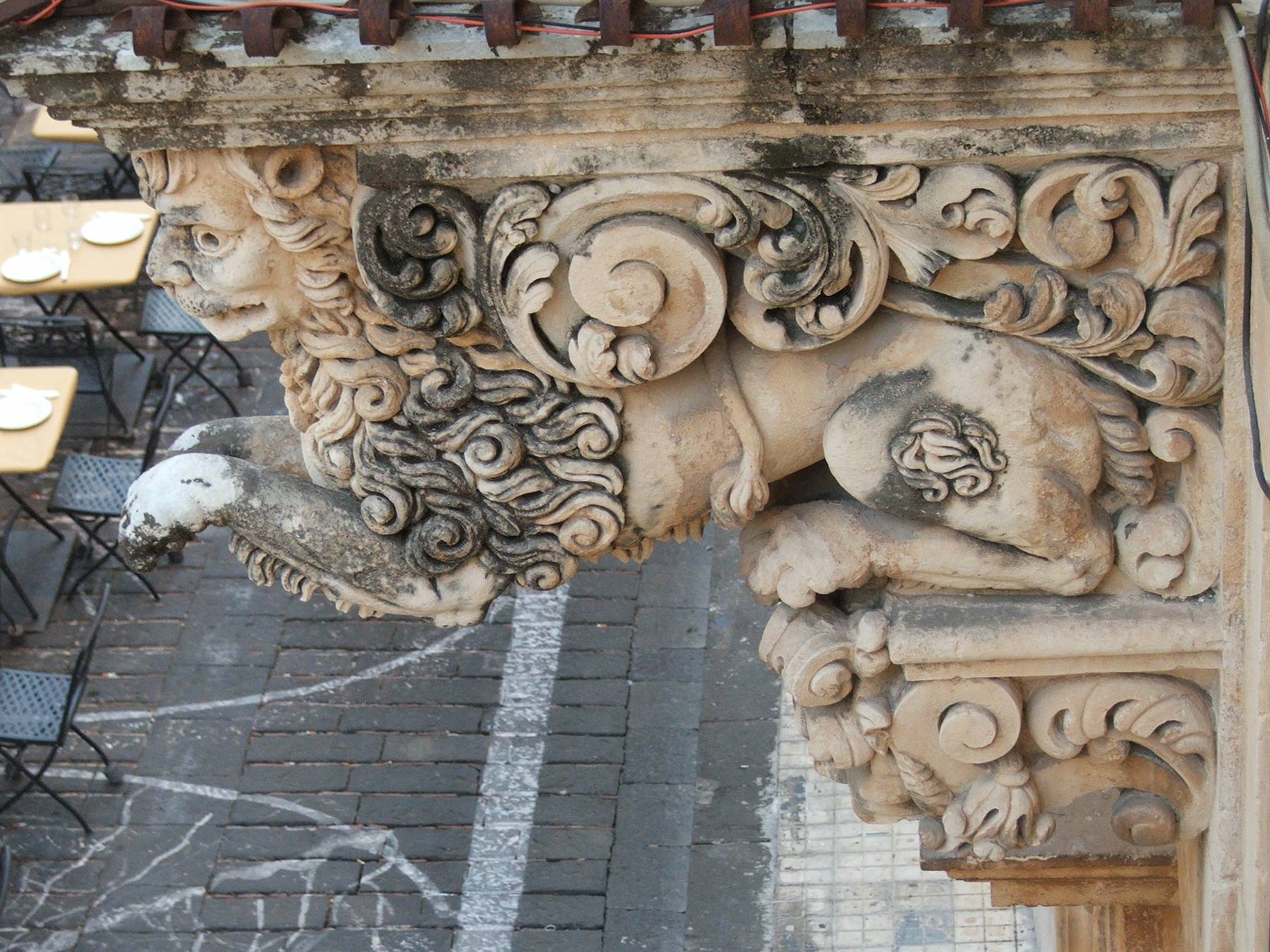 Noto,balconi ricamati.